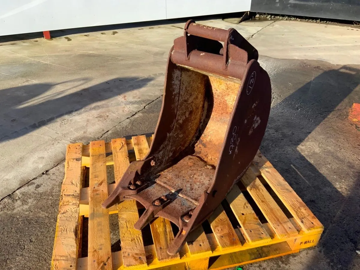 18" DIGGING BUCKET......50mm PINS.......730. - Image 3