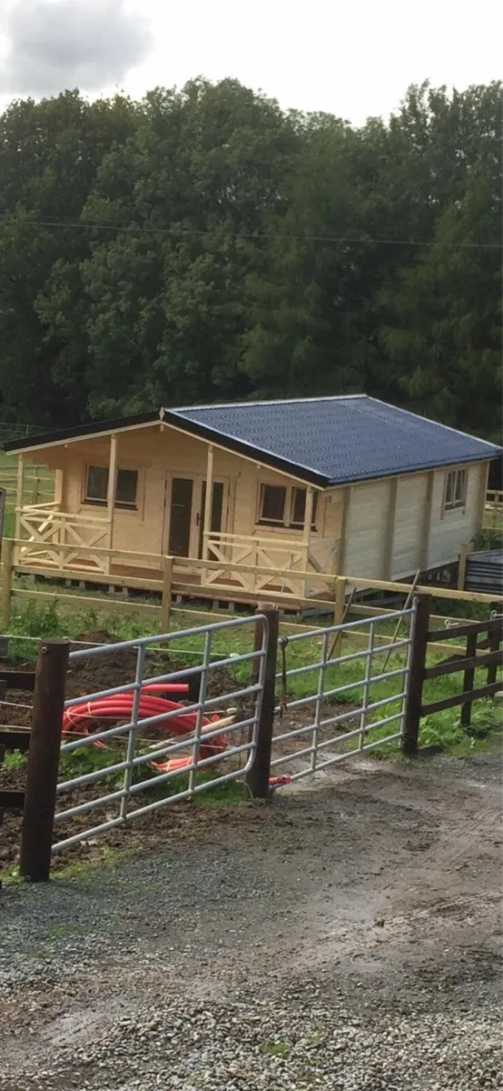 2 bed log cabin in excellent condition - Image 1