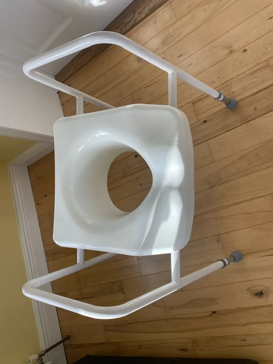 Adjustable toilet seat - Image 1