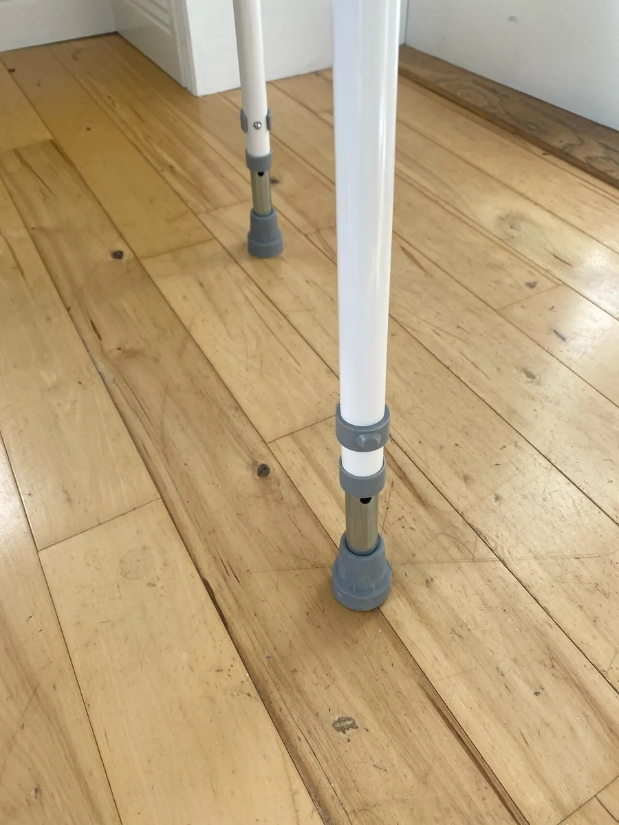 Adjustable toilet seat - Image 2