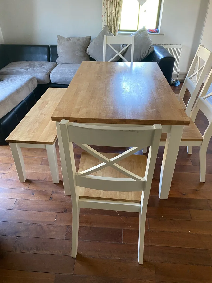 Table and chairs - Image 1