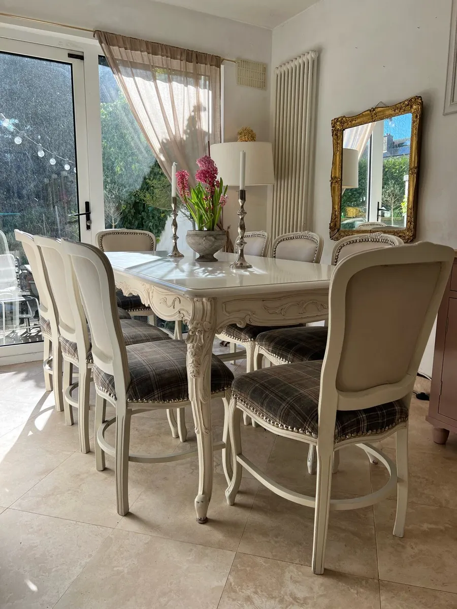 8 Vintage French chairs and a table - Image 1