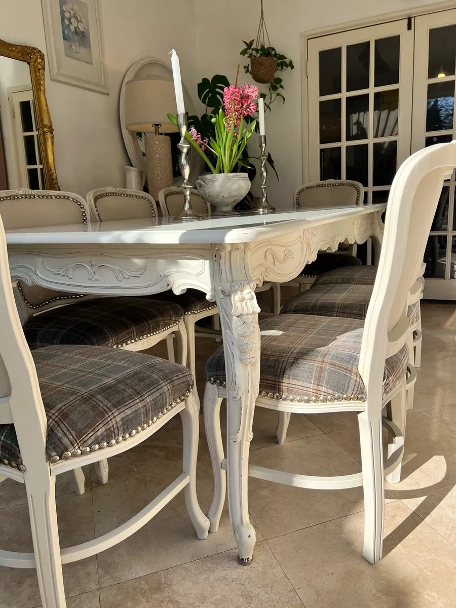 8 Vintage French chairs and a table - Image 4