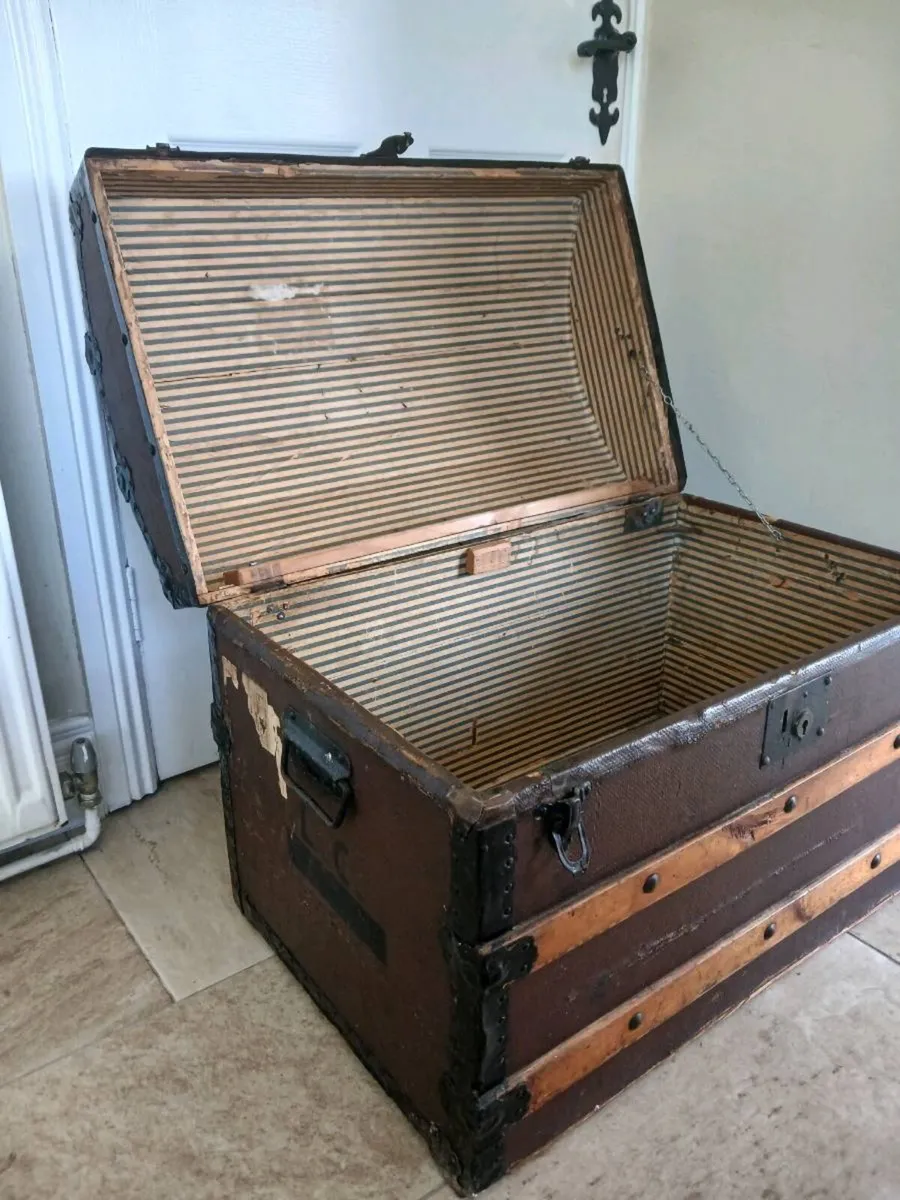 Antique  victoriana steamer  trunk - Image 1