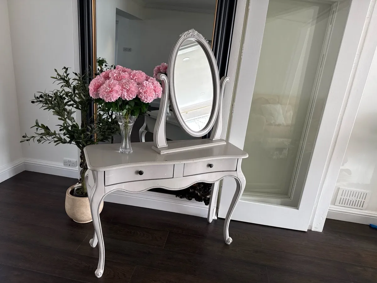 Table and mirror - Image 1