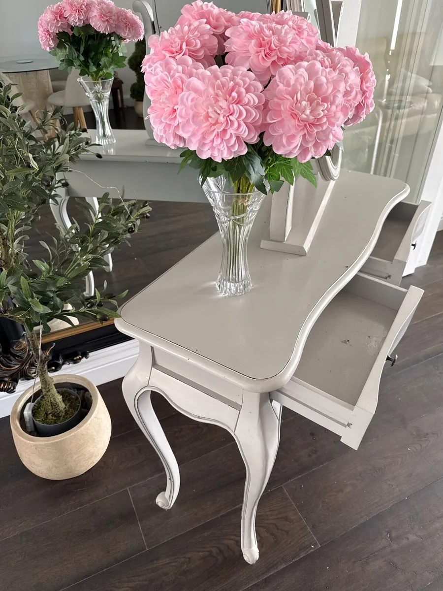 Table and mirror - Image 3