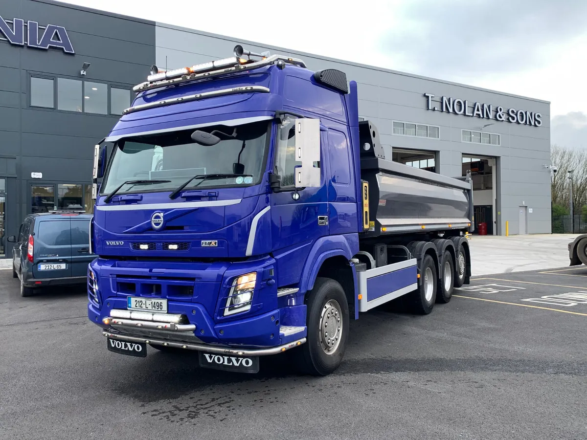 2021 VOLVO FMX TIPPER - Image 1