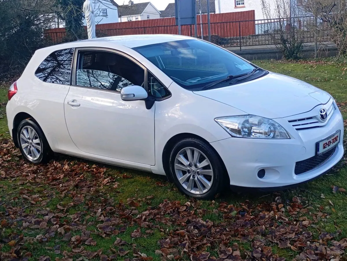 12  Toyota auris 1.4 D4D van new crvt and tax - Image 4