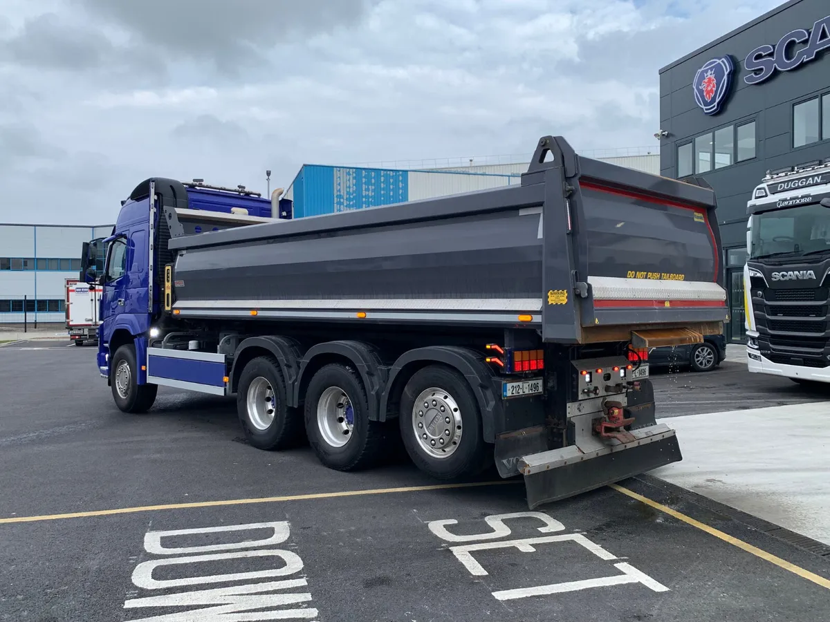 2021 VOLVO FMX TIPPER - Image 2