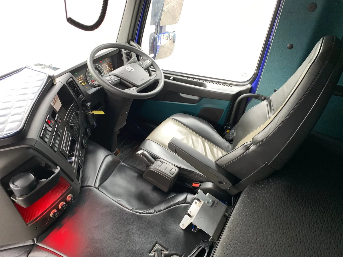 2021 VOLVO FMX TIPPER - Image 3