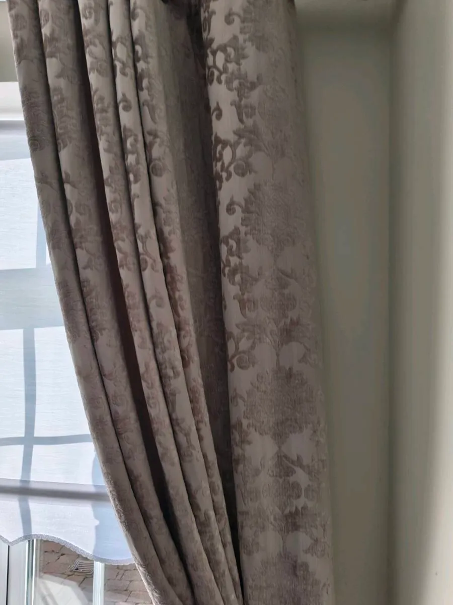 Curtains - Image 3