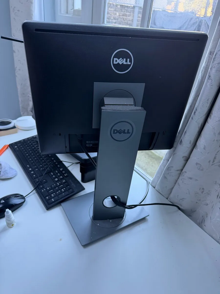 Dell Flat Panel Monitor - 19 inch - Image 2
