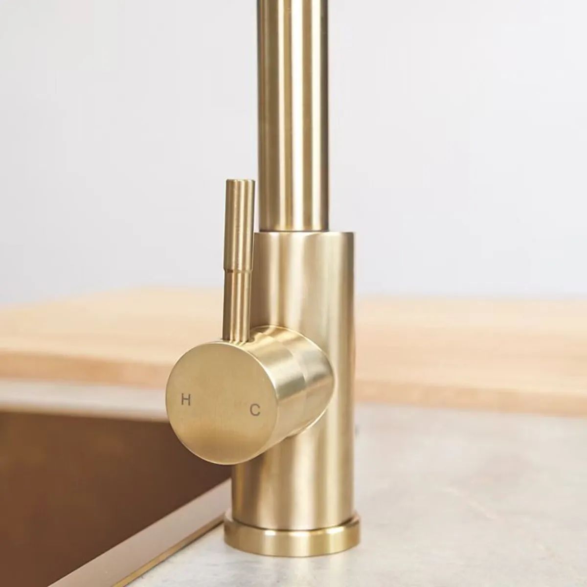 Brushed Brass Pull-Out Kitchen Mixer Tap - Image 2