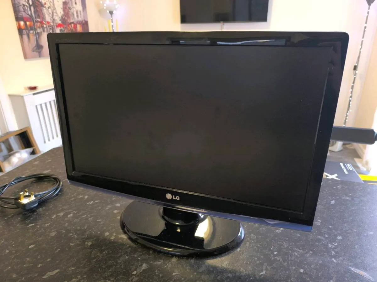 Samsung 24" LCD Screen - Image 1