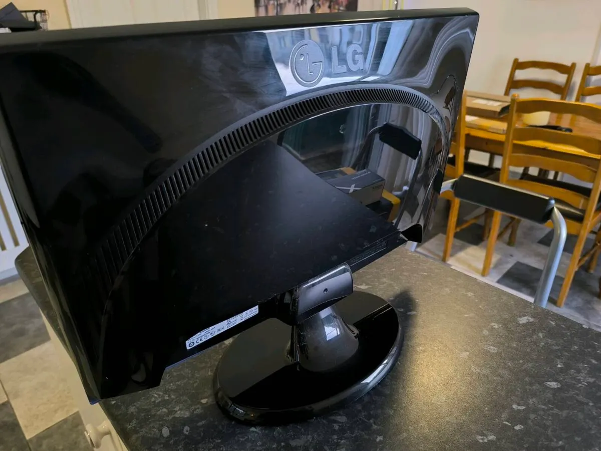 Samsung 24" LCD Screen - Image 2