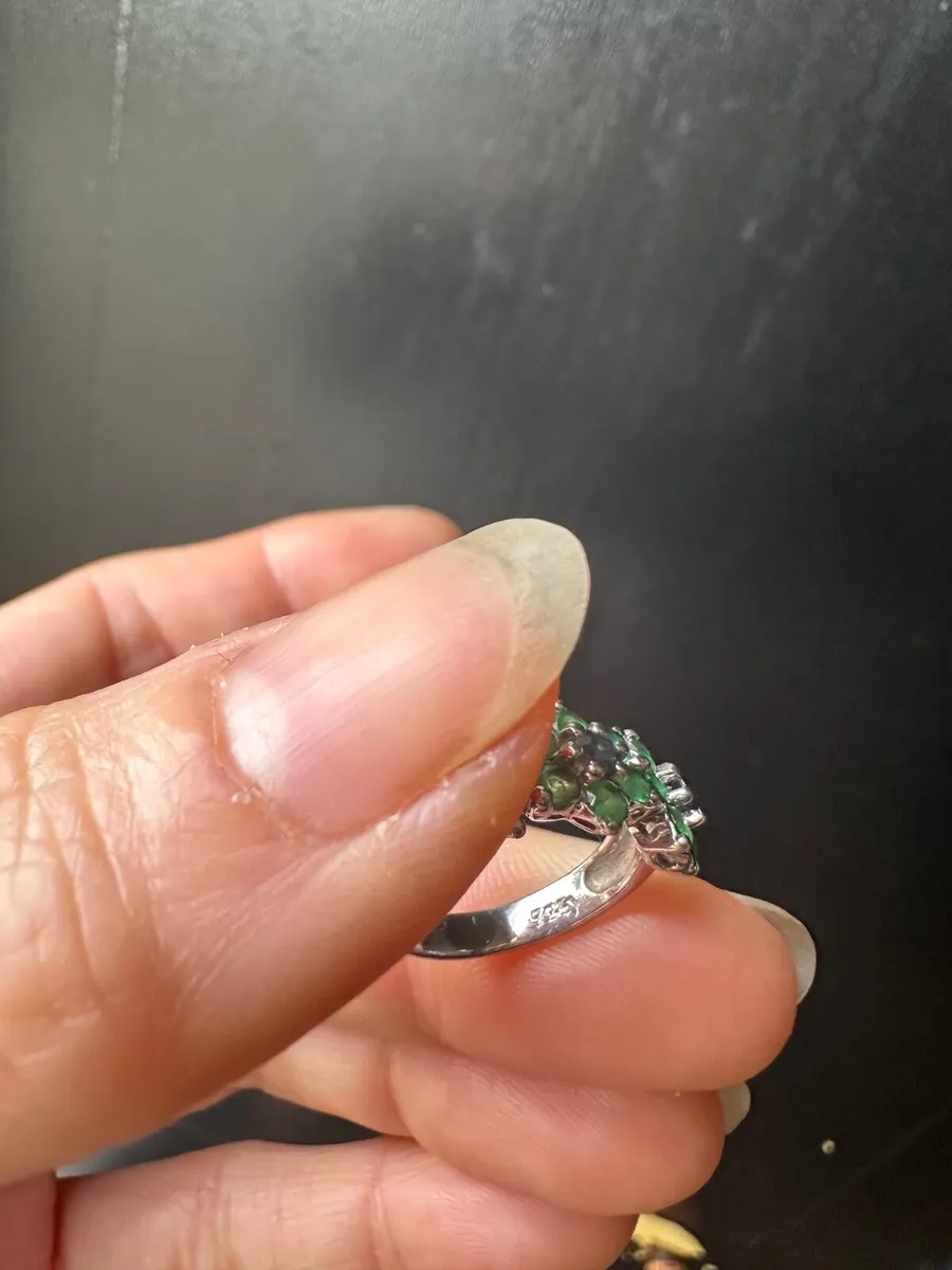 Silver ring with lab-grown Emeralds and Sapphire - Image 2