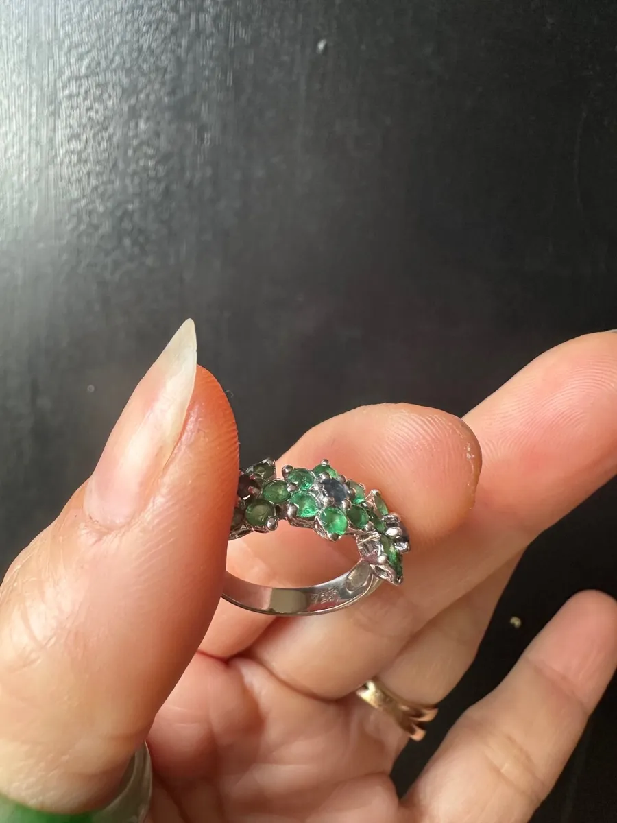 Silver ring with lab-grown Emeralds and Sapphire - Image 3