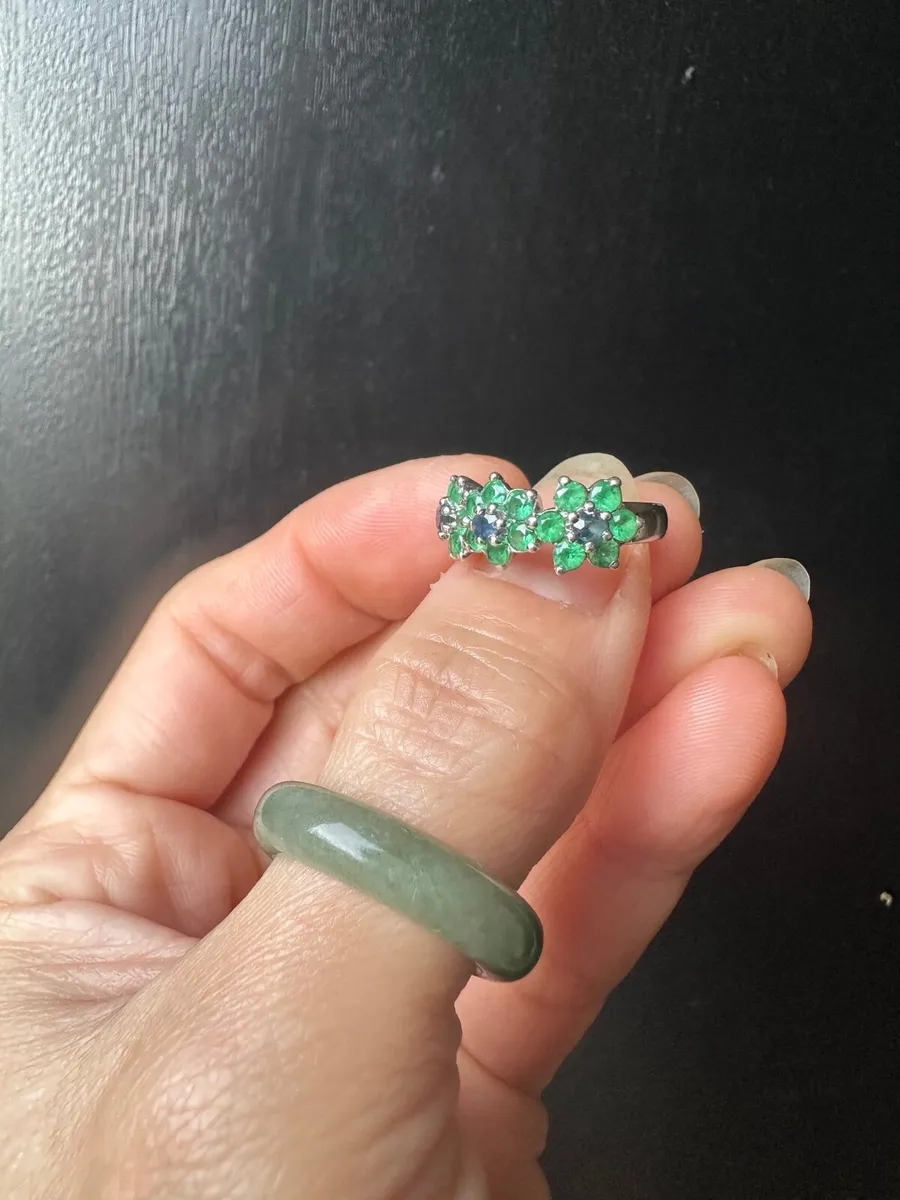 Silver ring with lab-grown Emeralds and Sapphire - Image 4