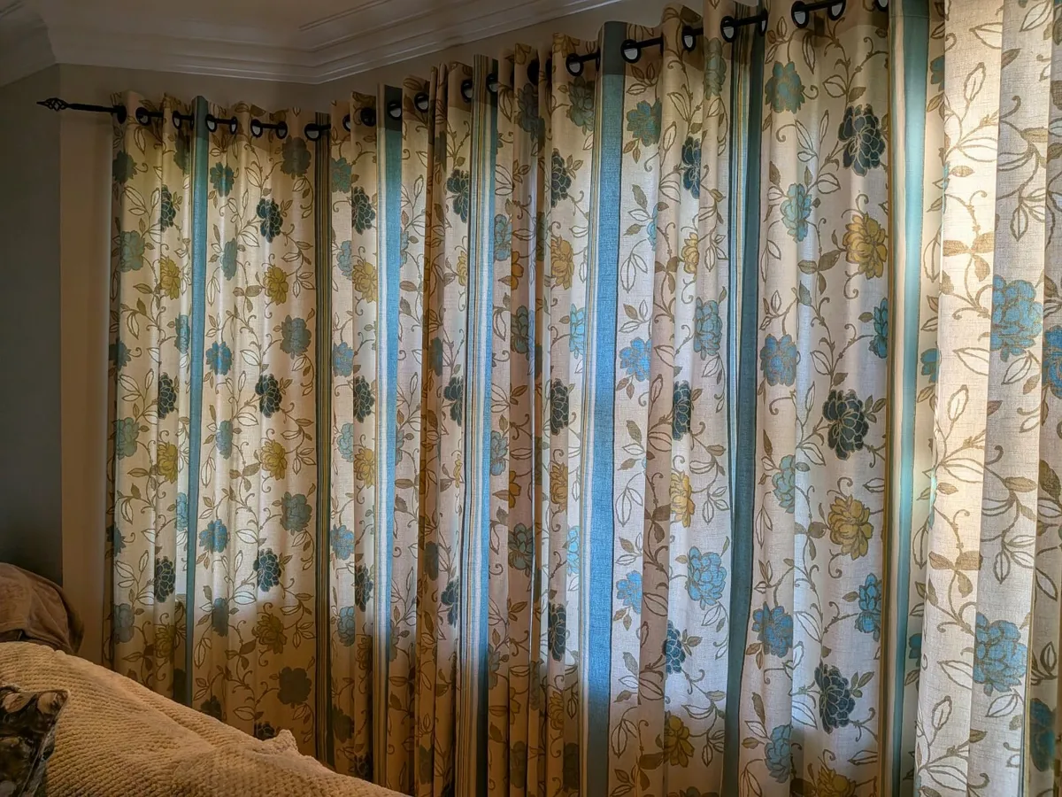 Curtains - Image 2