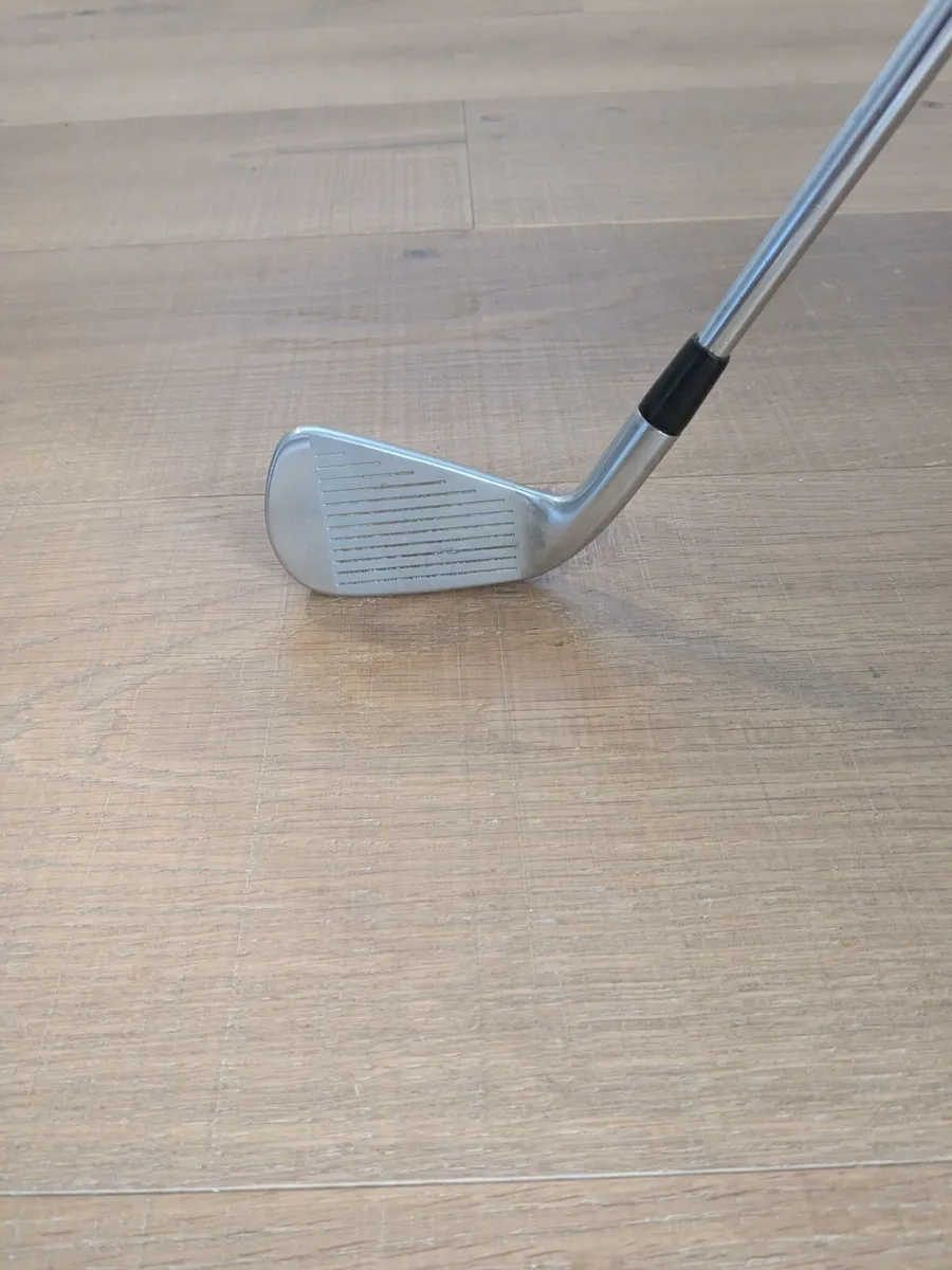 Titleist T-MB 716 2 iron- Stiff Dynamic Gold Shaft - Image 2