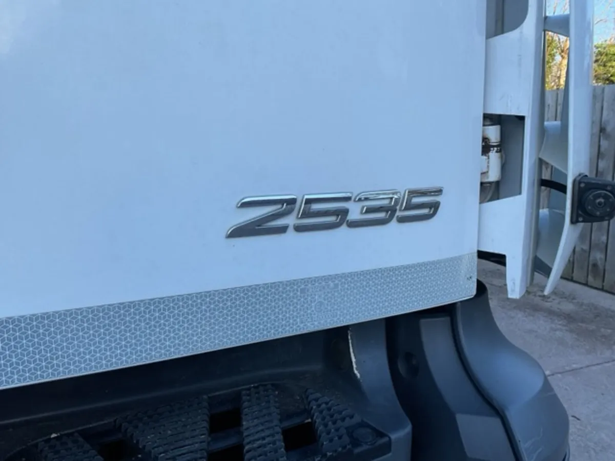 2020 Mercedes Arocs 2535 Flatbed Crane Lorry - Image 4