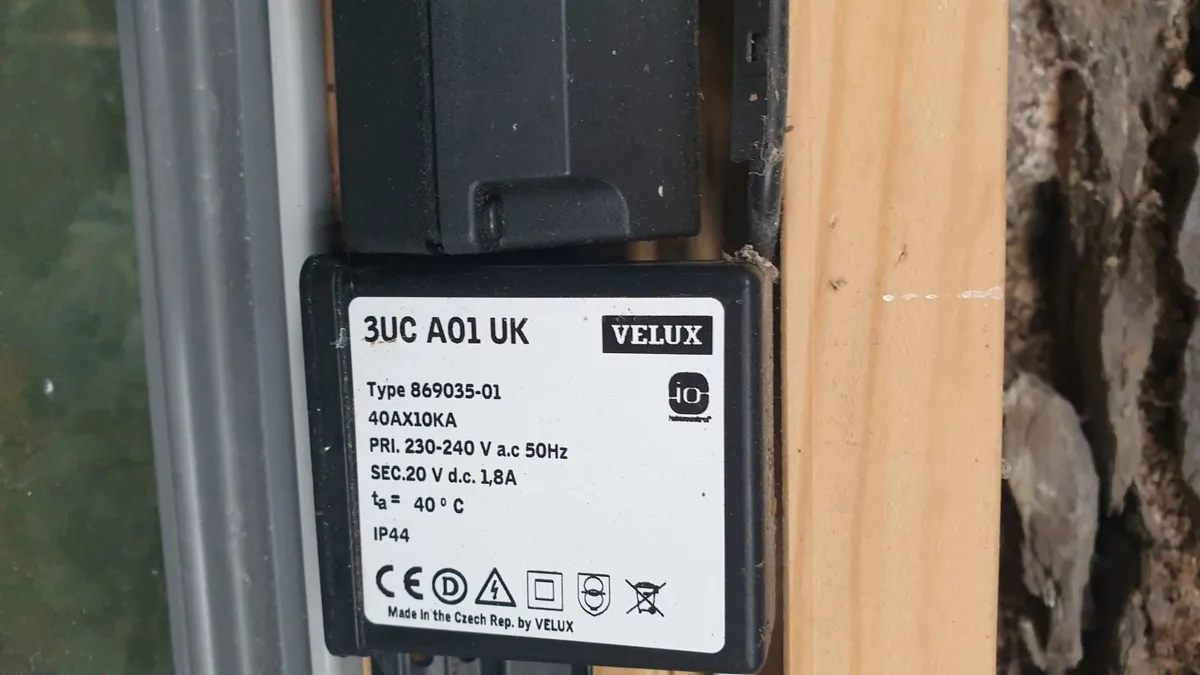 VELUX INTEGRA GGLM04 WITH ELECTRIC BLIND & WINDOW - Image 2