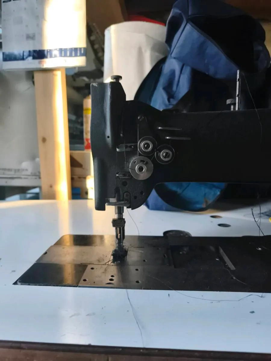 Singer double needle needle feed sewing machine - Image 4