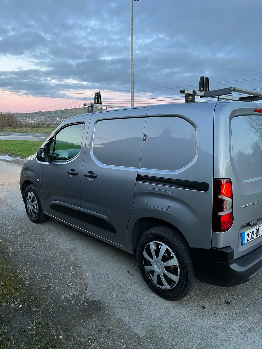 202 Peugeot partner 1.6 HDI Grip model - Image 2