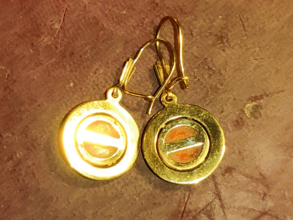 RARE CAMEO DIAMOND CUT, 9CT Gold Piercing Earrings - Image 3