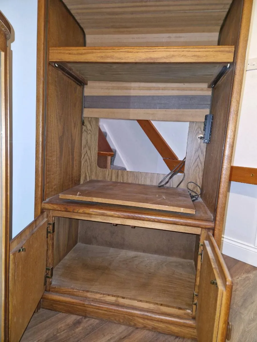 Oak tv/entertainment cabinet- with retractive door - Image 4