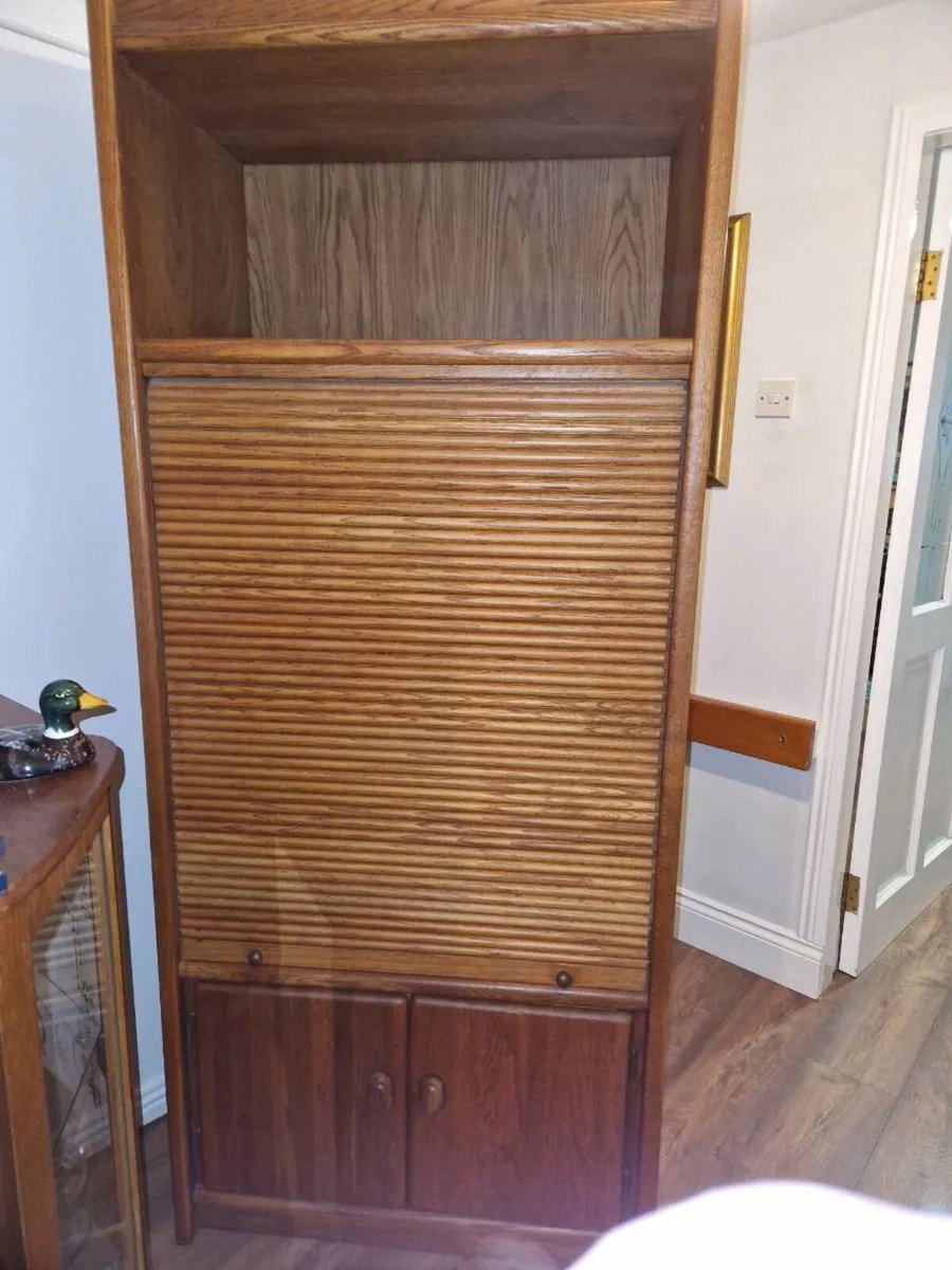 Oak tv/entertainment cabinet- with retractive door - Image 1