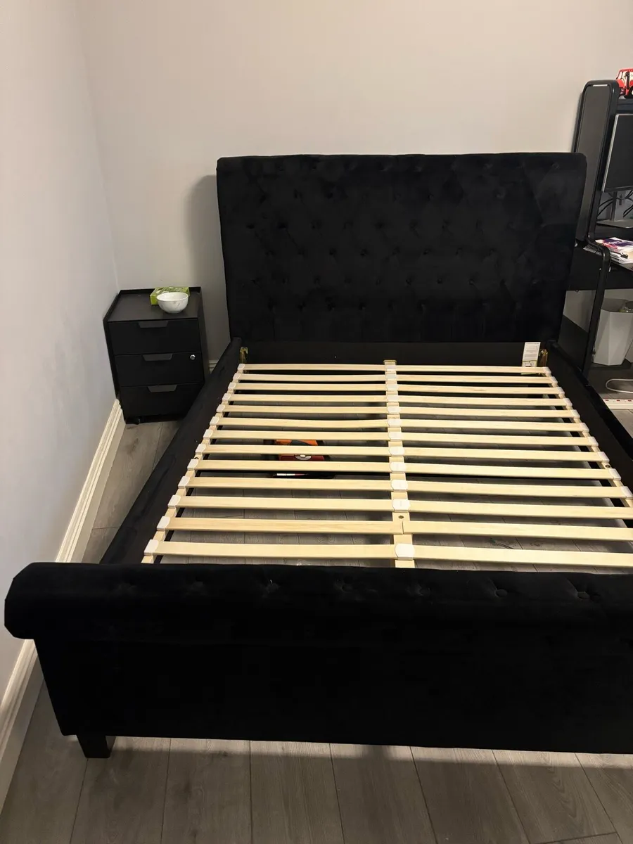 King size bed - Image 1