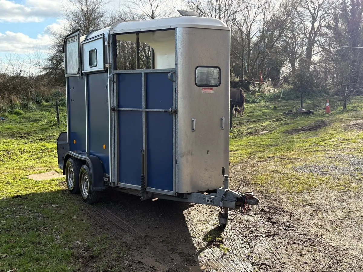 505 horse box for sale - Image 1