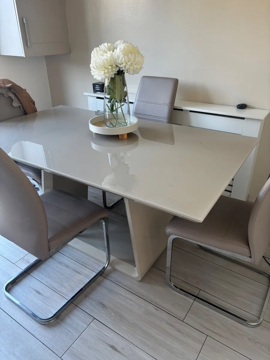 Dining table and chairs - Image 1