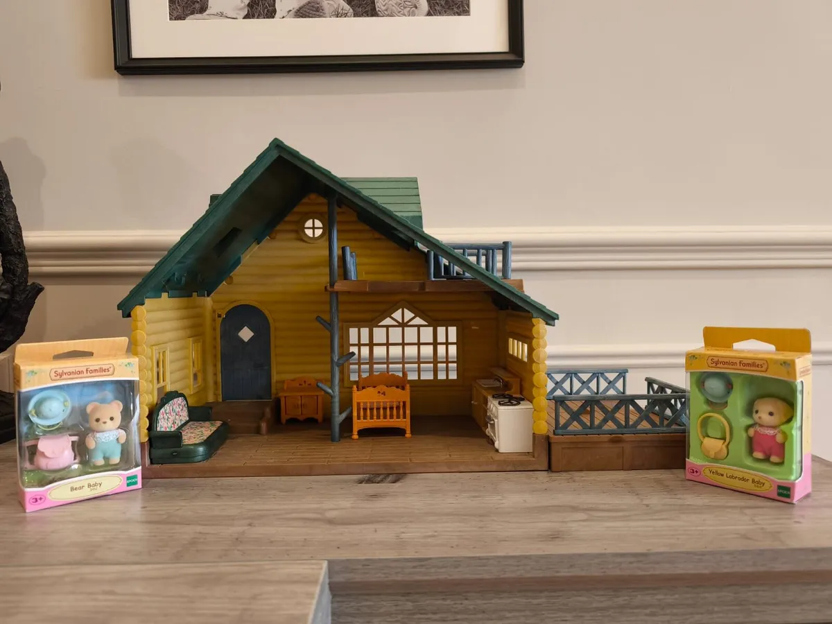 Sylvanian family log cabin and unboxed babies - Image 1