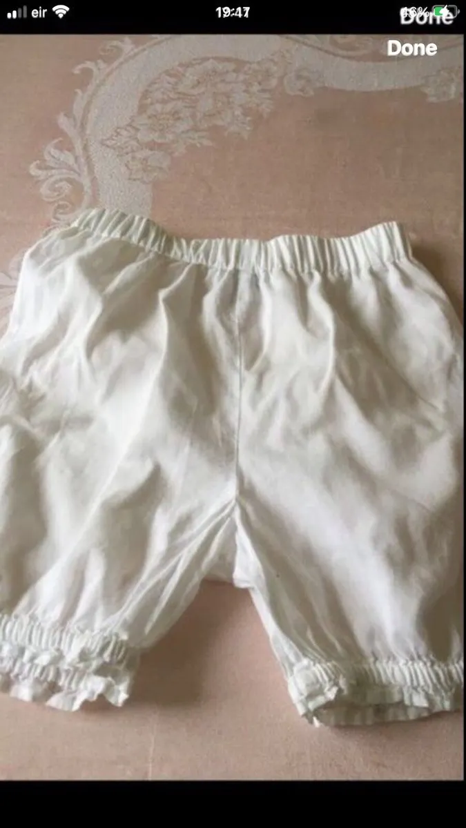 Girls new shorts 9/12 mths €3 - Image 1