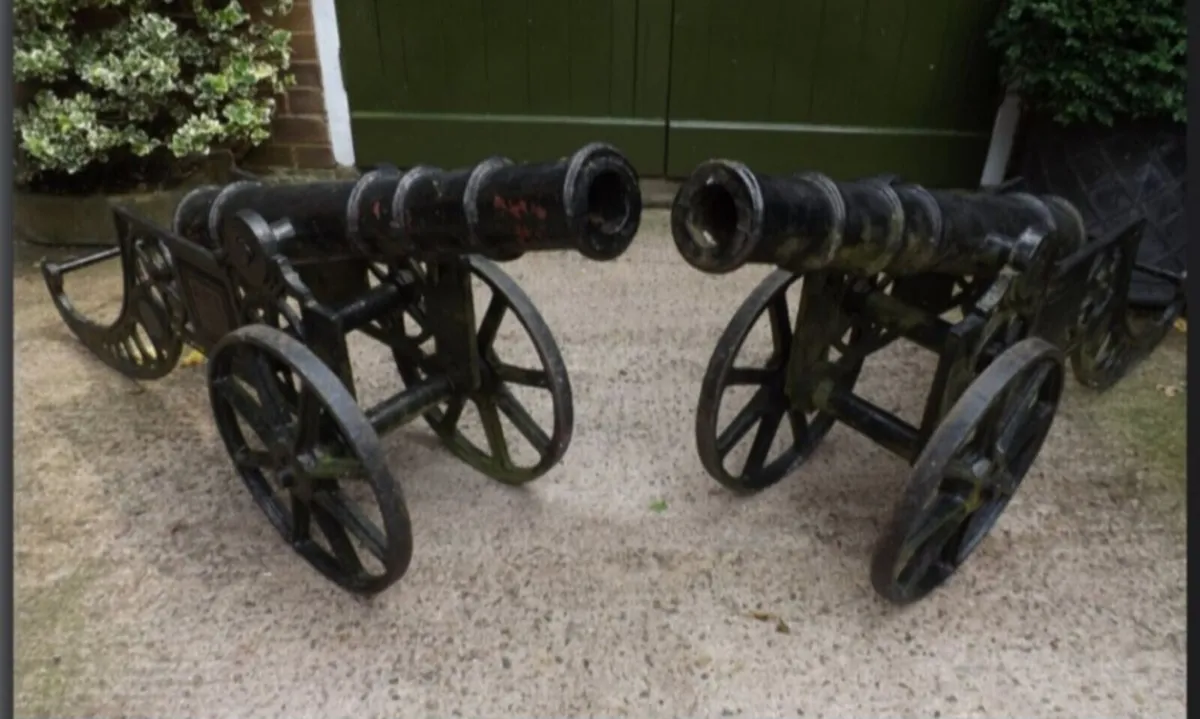 Cast iron cannons - Image 1