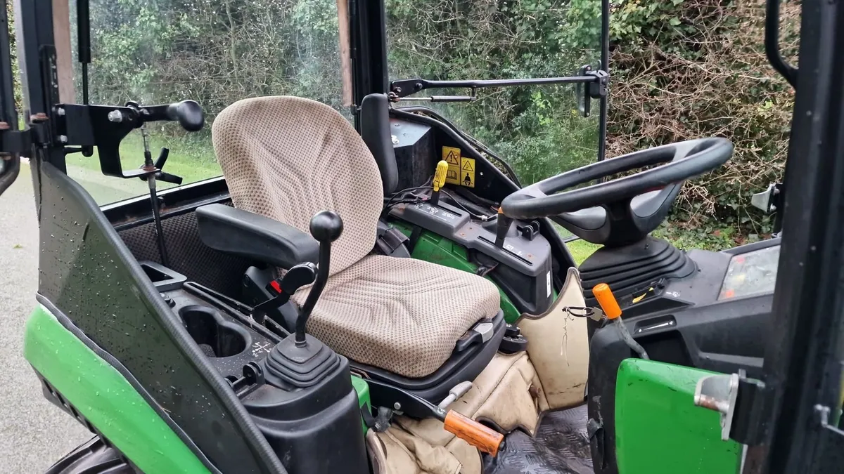 John Deere 2026r Compact Tractor - Image 2