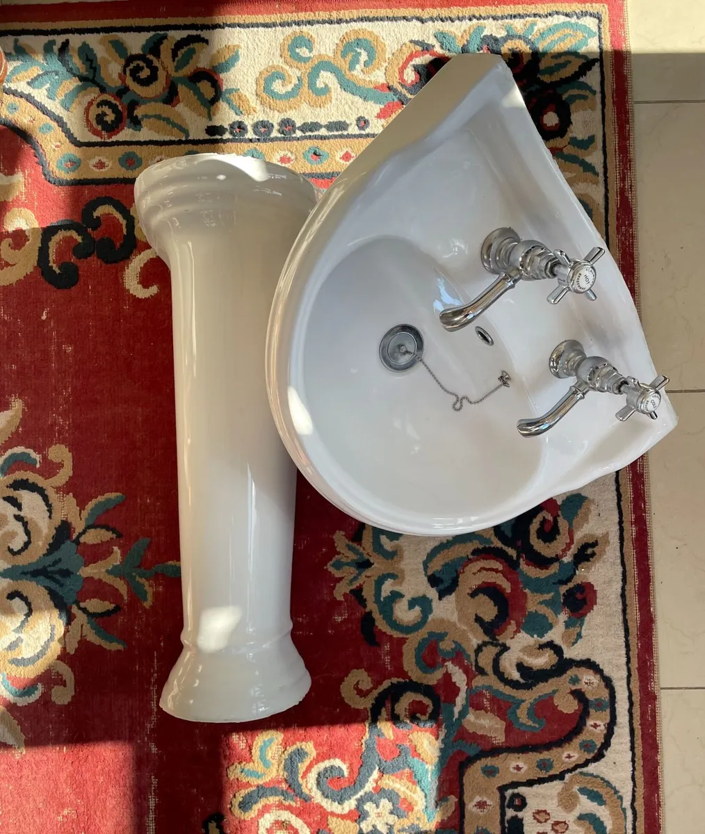 Bathroom Sink and pedestal set BEAUMONT TAPS INC - Image 1