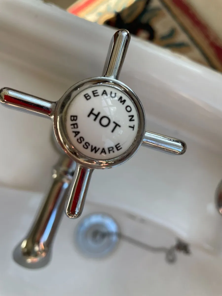 Bathroom Sink and pedestal set BEAUMONT TAPS INC - Image 2