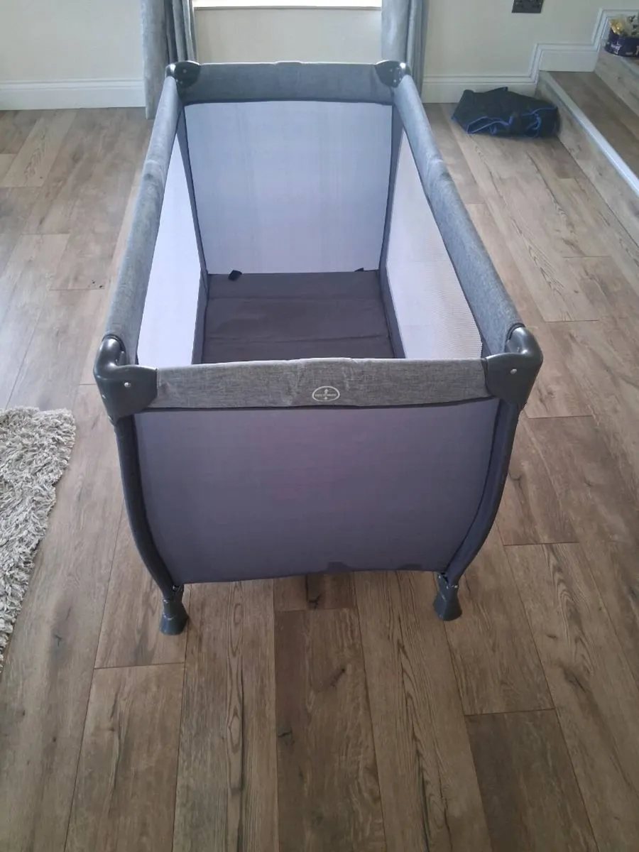 Travel cot - Image 1