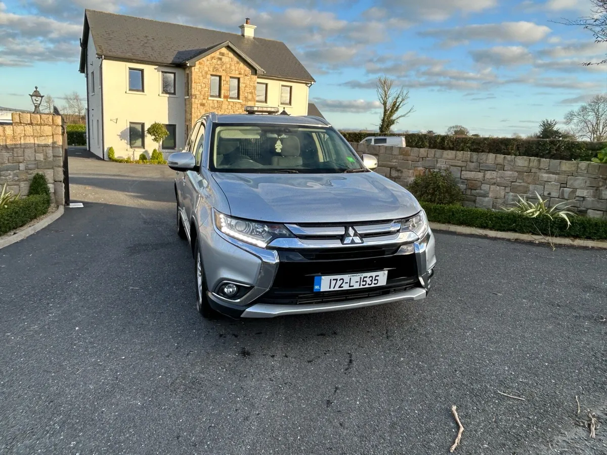 2017 Mitsubishi outlander - Image 2