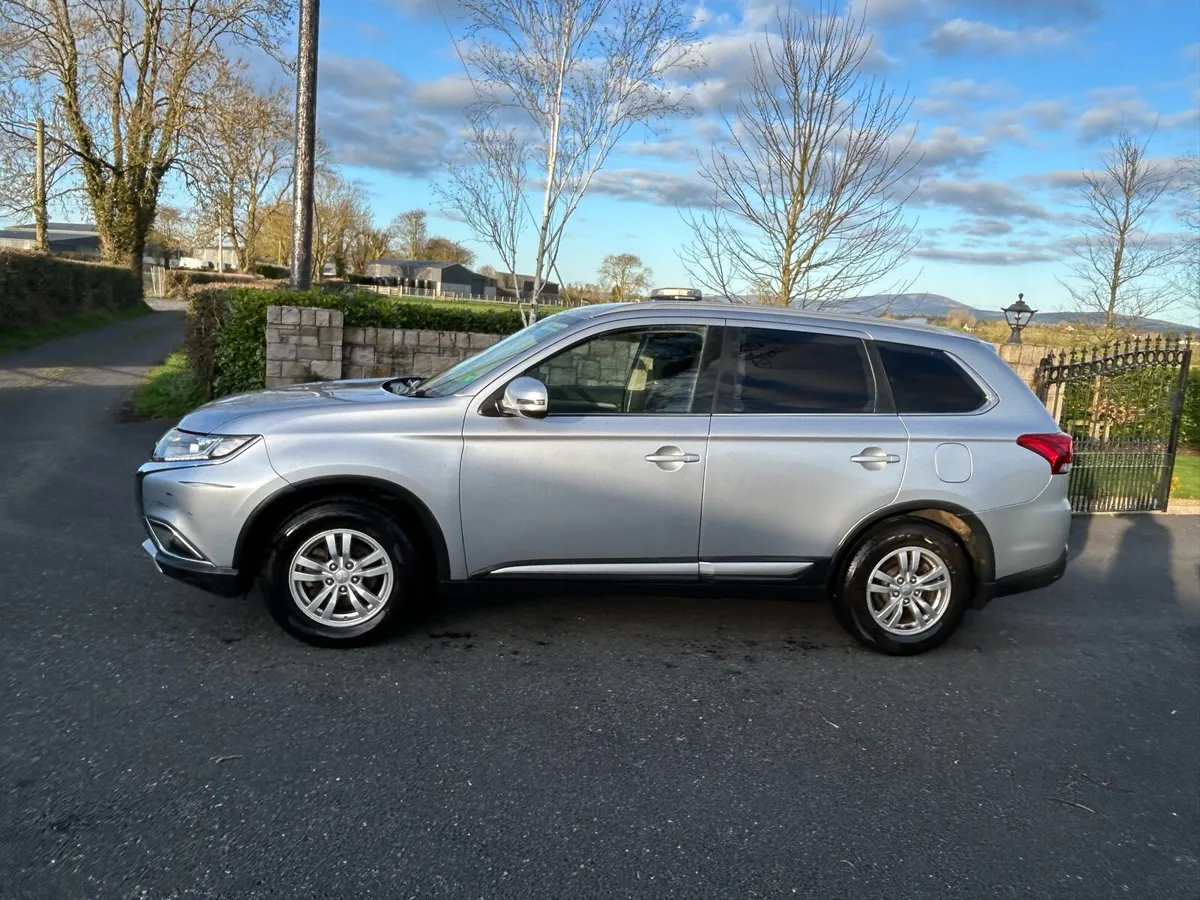 2017 Mitsubishi outlander - Image 4