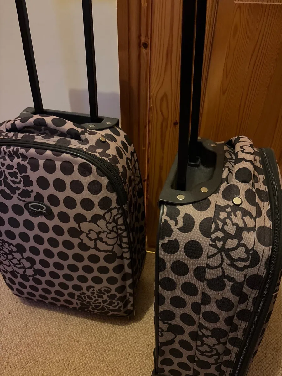 Pair of Ryanair size suitcases - Image 2