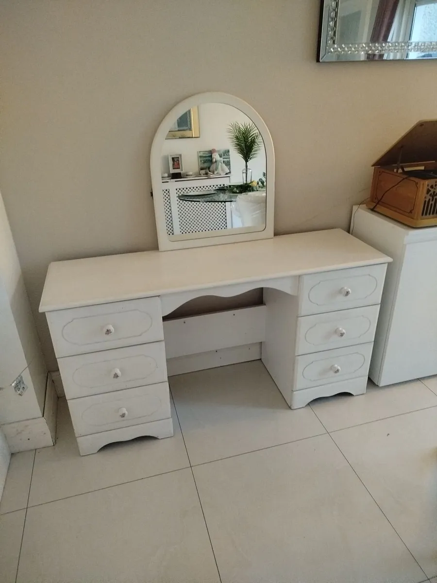 Dressing table with 3 mirrors and 6 drawers