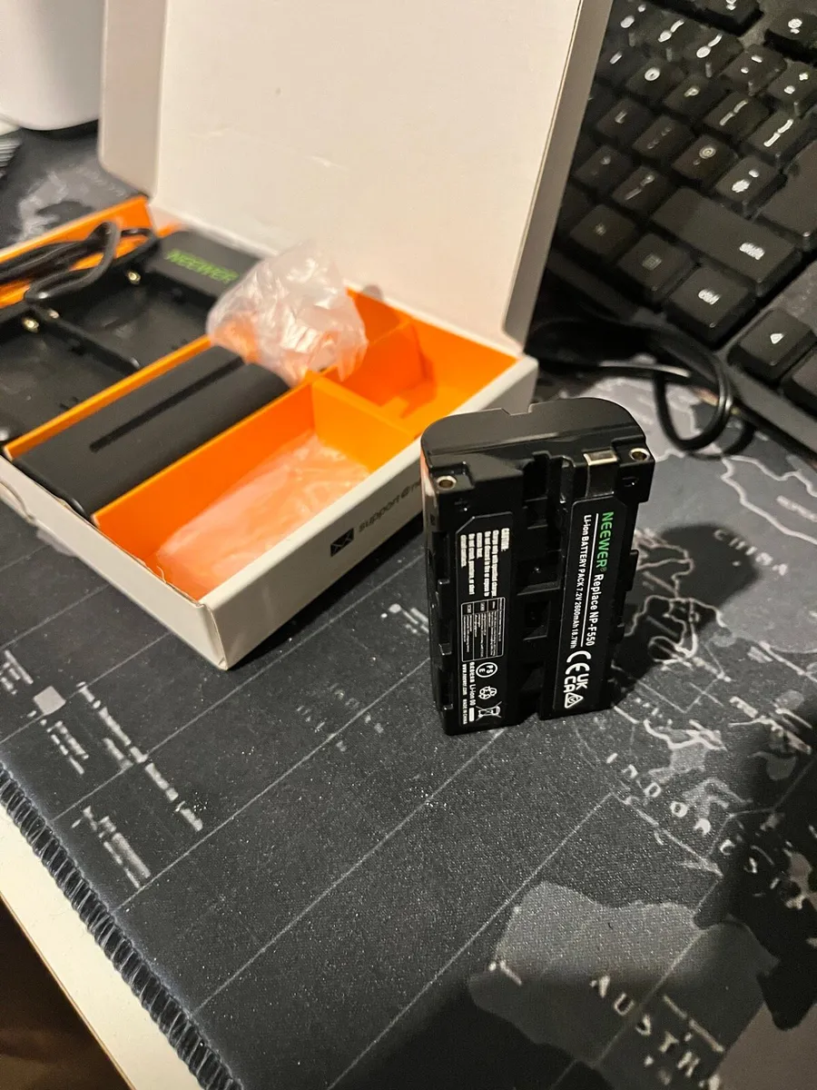 Neewer NP F550 Battery Charger Set - Image 2
