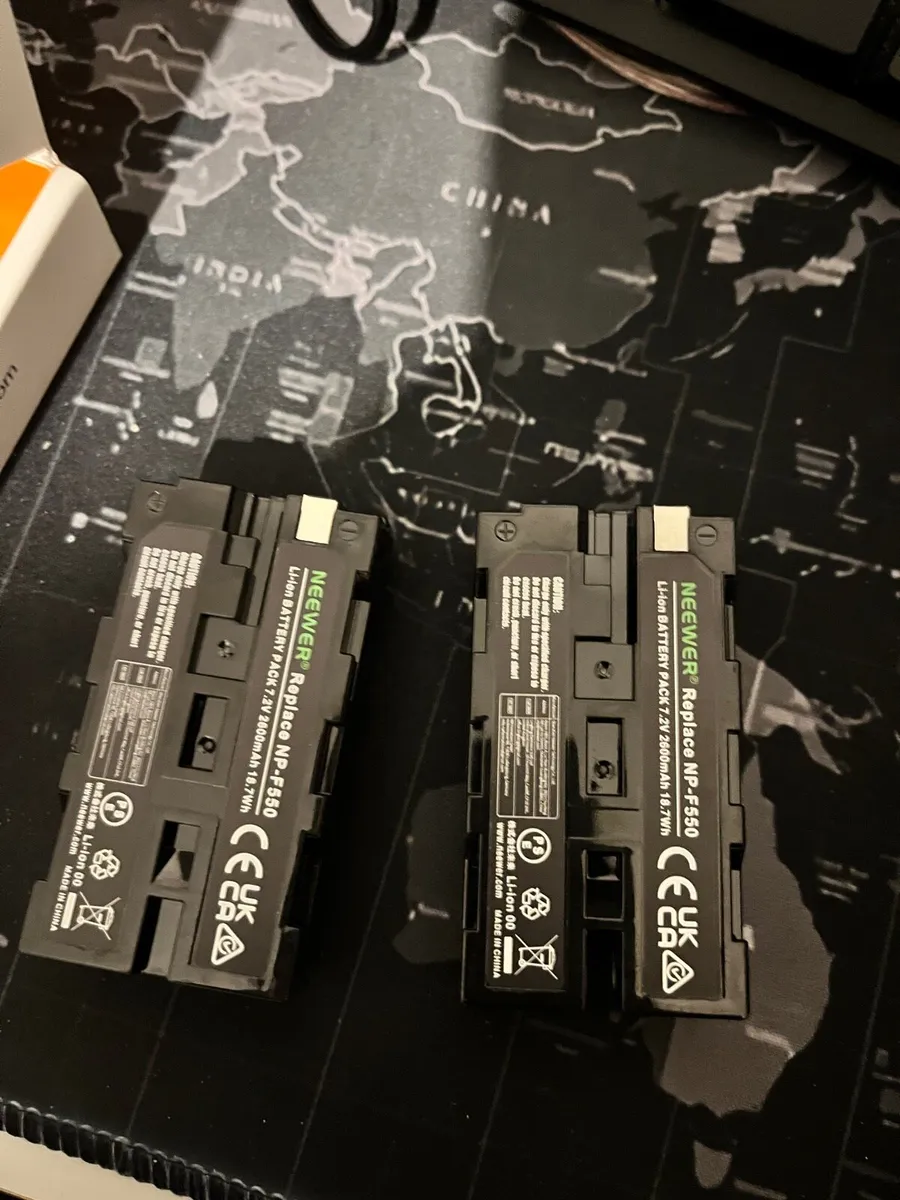 Neewer NP F550 Battery Charger Set - Image 3