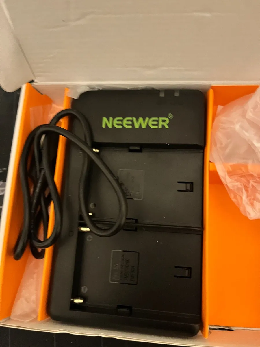Neewer NP F550 Battery Charger Set - Image 4
