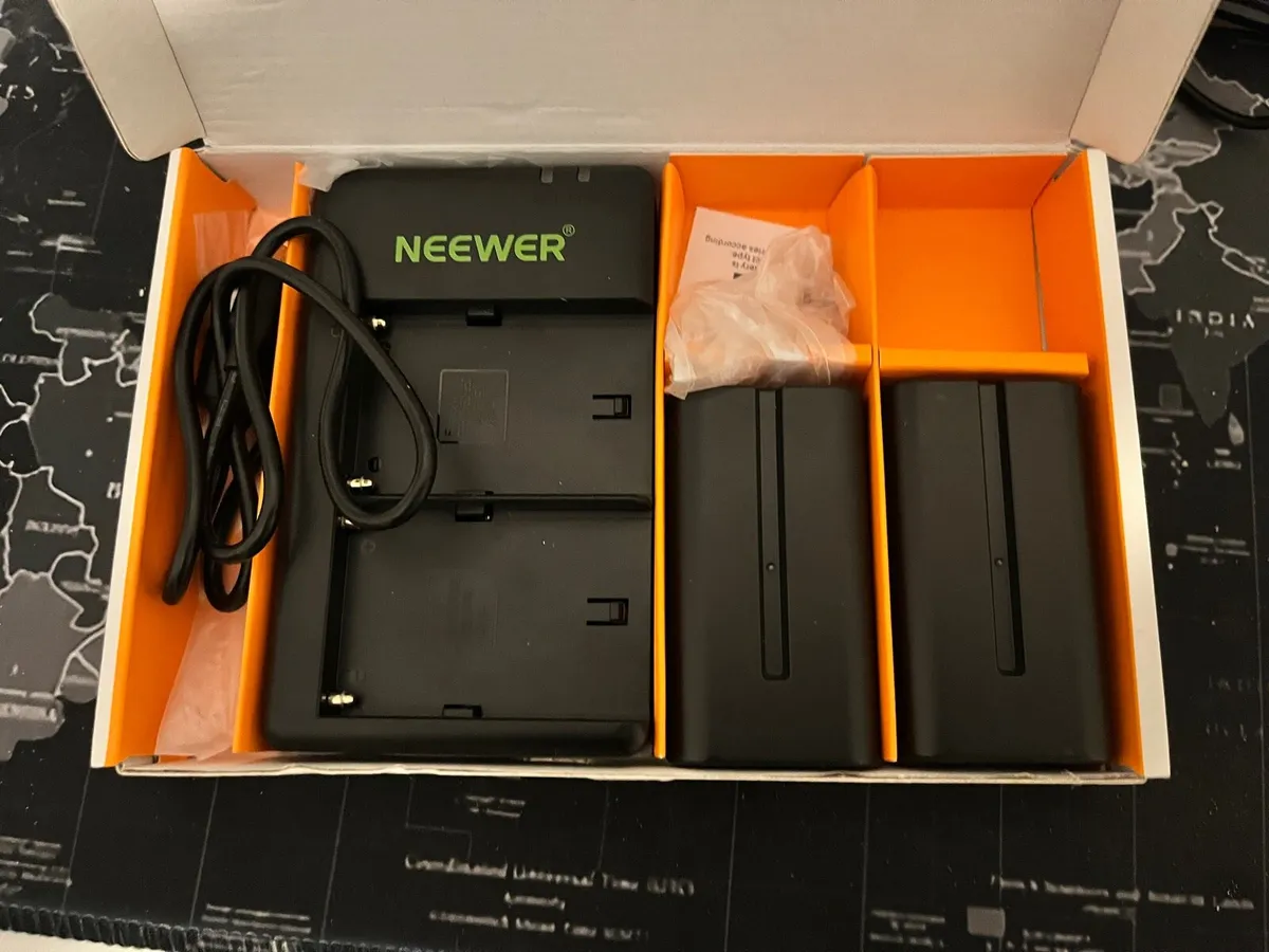 Neewer NP F550 Battery Charger Set - Image 1