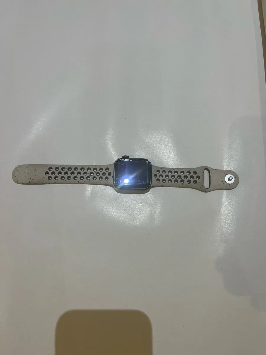 Apple watch SE - Image 1